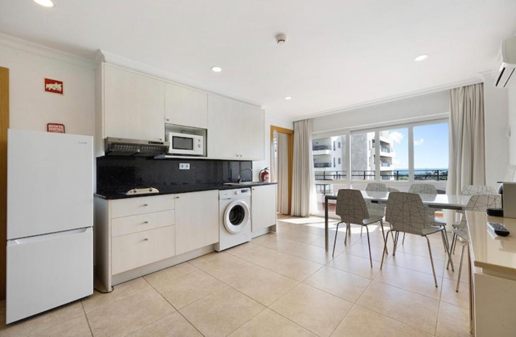 Cozy Apartment With Seaview 300M From The Beach Portimão Exterior photo